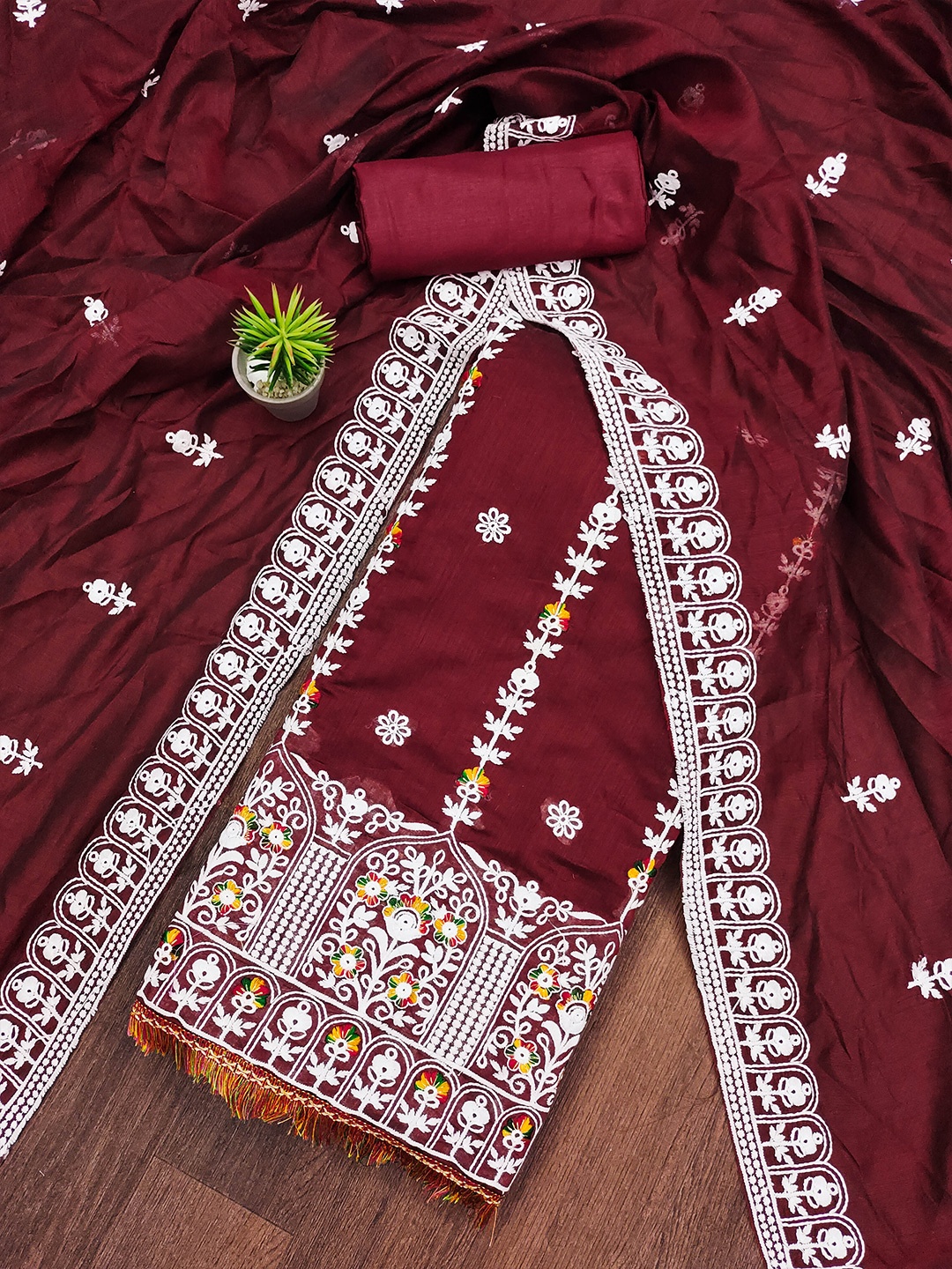 

SHADOW & SAINING Floral Embroidered Unstitched Dress Material, Maroon