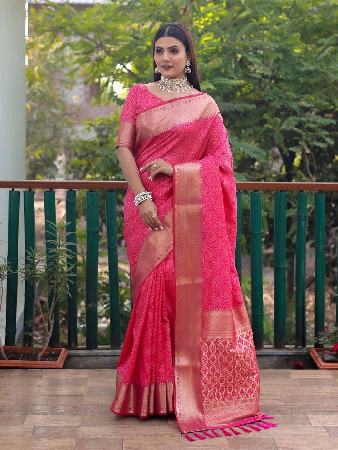 

Mitera Pink & Gold-Toned Bandhani Printed Zari Patola Saree