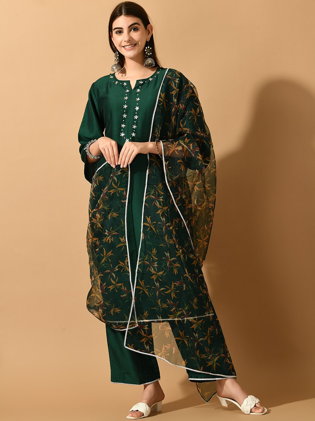 

Sangria Thread Work Straight Kurta With Trouser & Dupatta, Green