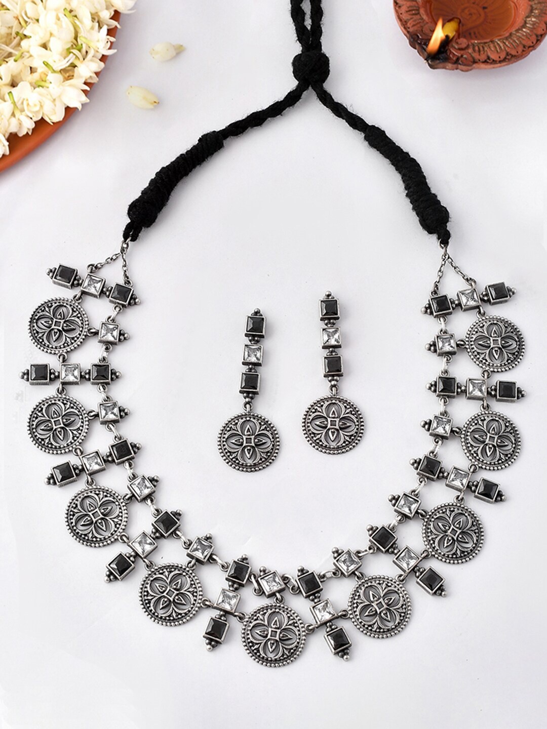 

Voylla Nrityotsava Sliver-Plated Floral Motifs Jewellery Set, Silver