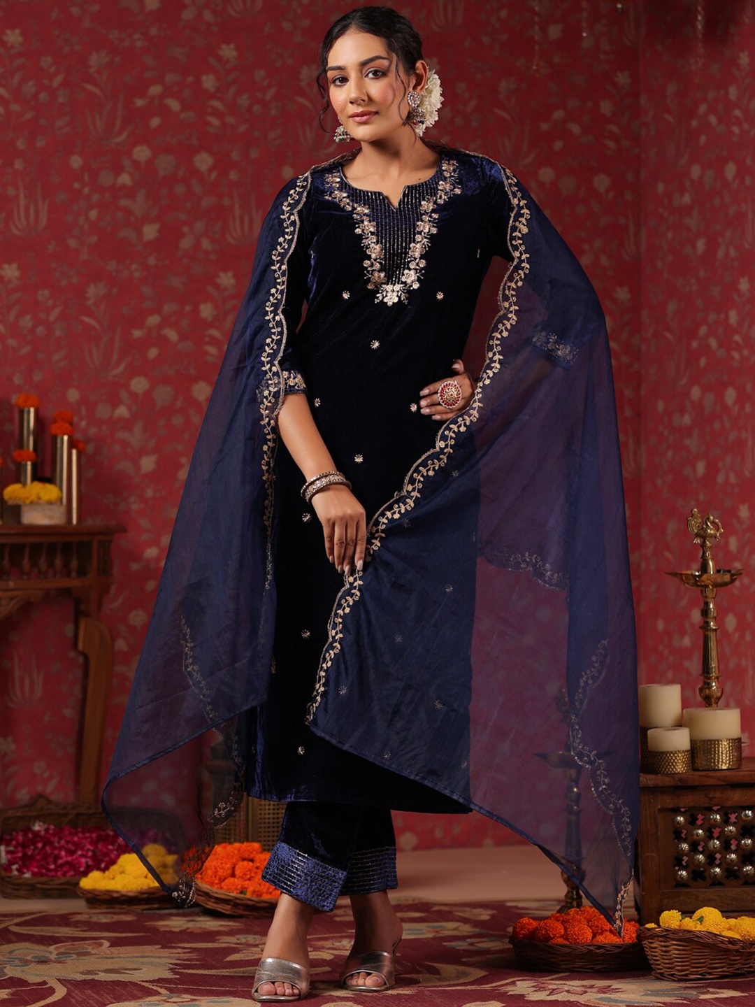 

Ishin Ethnic Motifs Embroidered Thread Work Velvet Kurta & Trousers With Dupatta, Navy blue