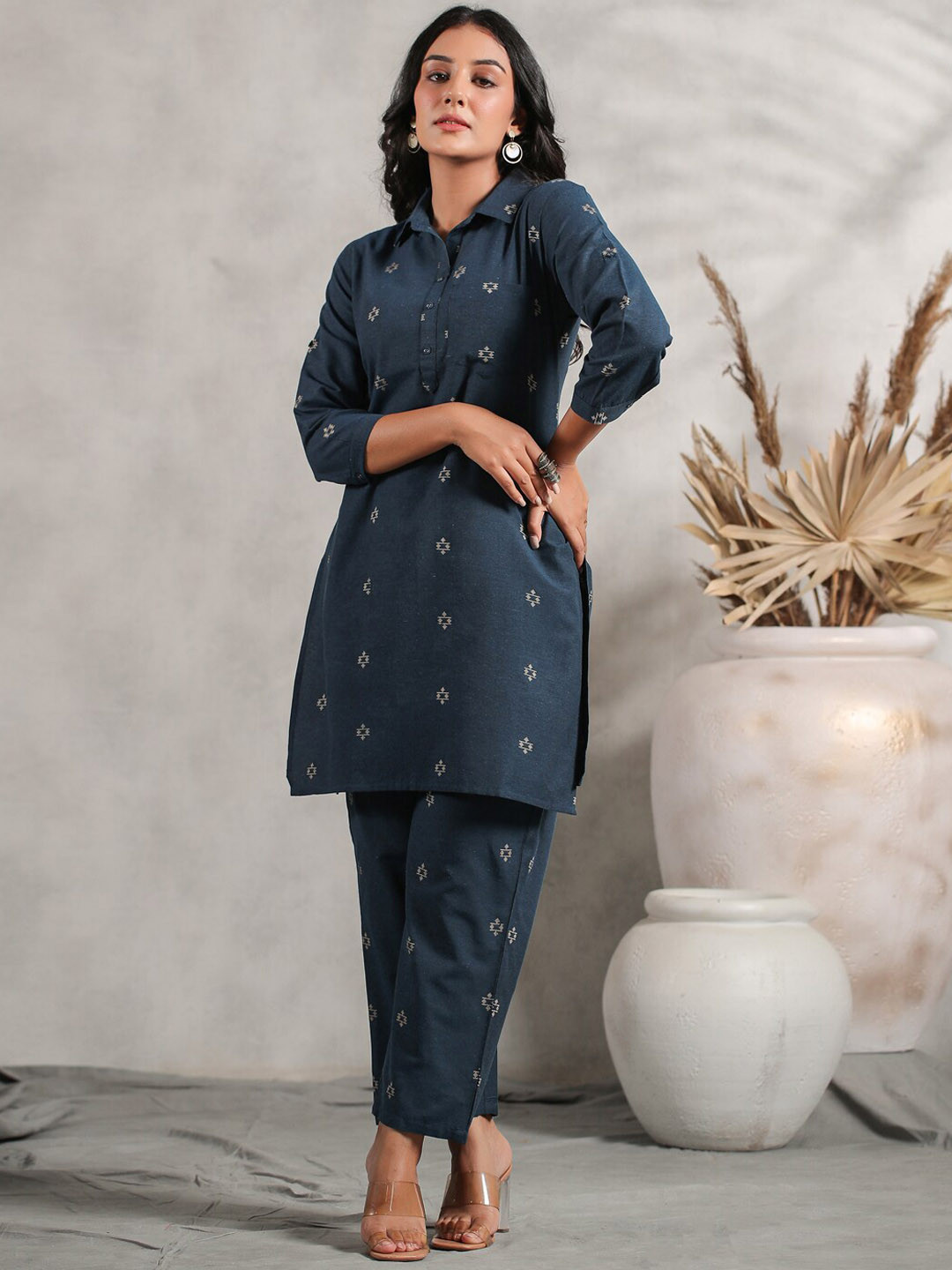 

Anubhutee Ethnic Motifs Printed Shirt Collar Kurta with Trousers, Navy blue