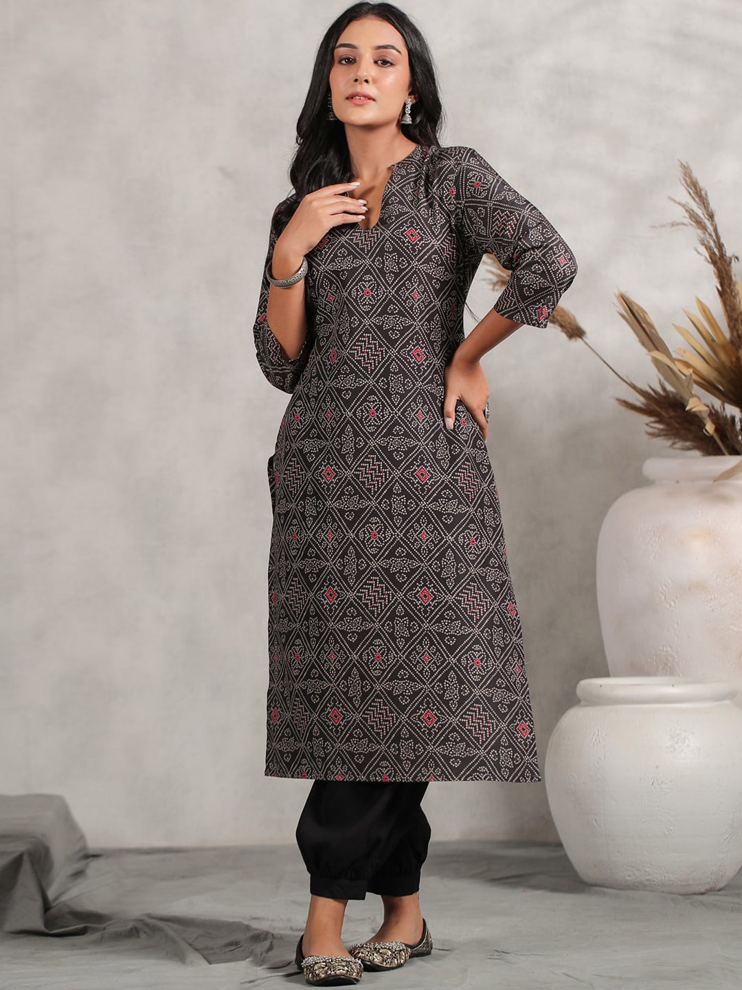 

Anubhutee Ethnic Motifs Printed Mandarin Collar Kurta, Black