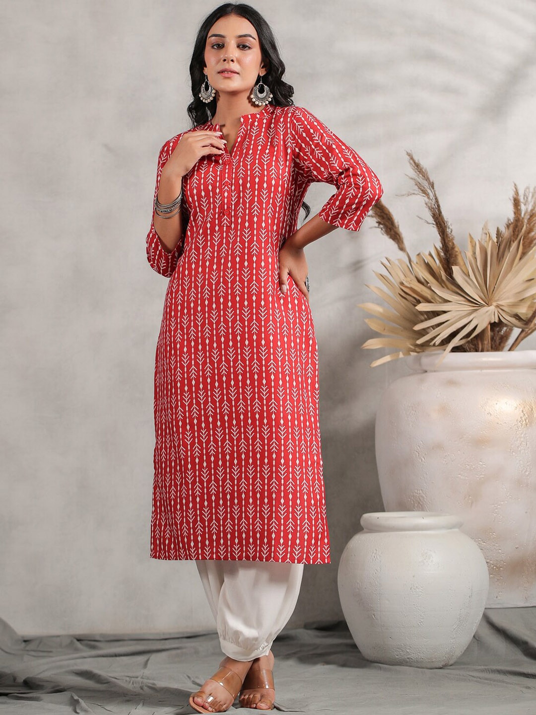 

Anubhutee Ethnic Motifs Printed Mandarin Collar Kurta, Red