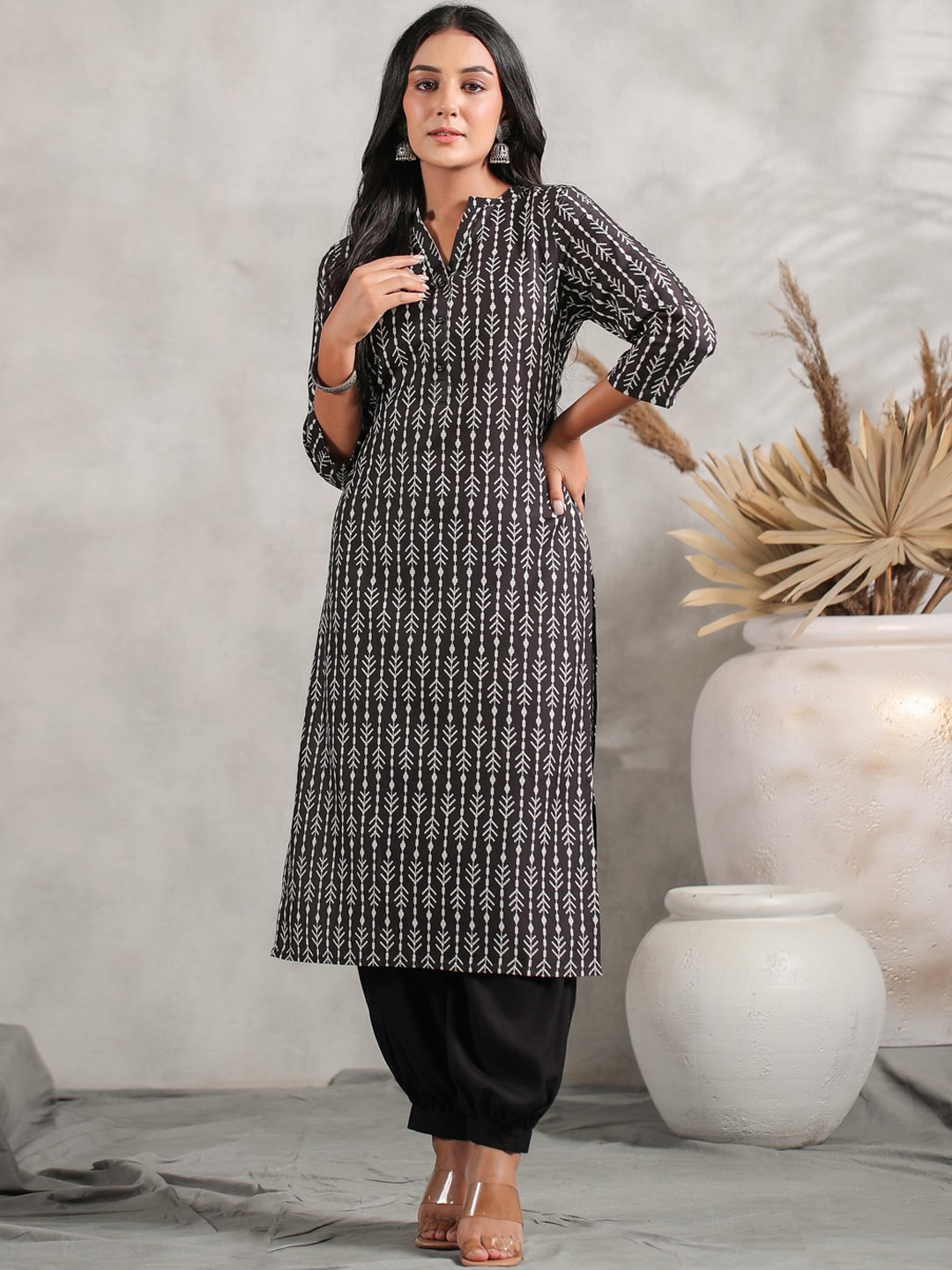 

Ishin Geometric Printed Mandarin Collar Kurta, Black