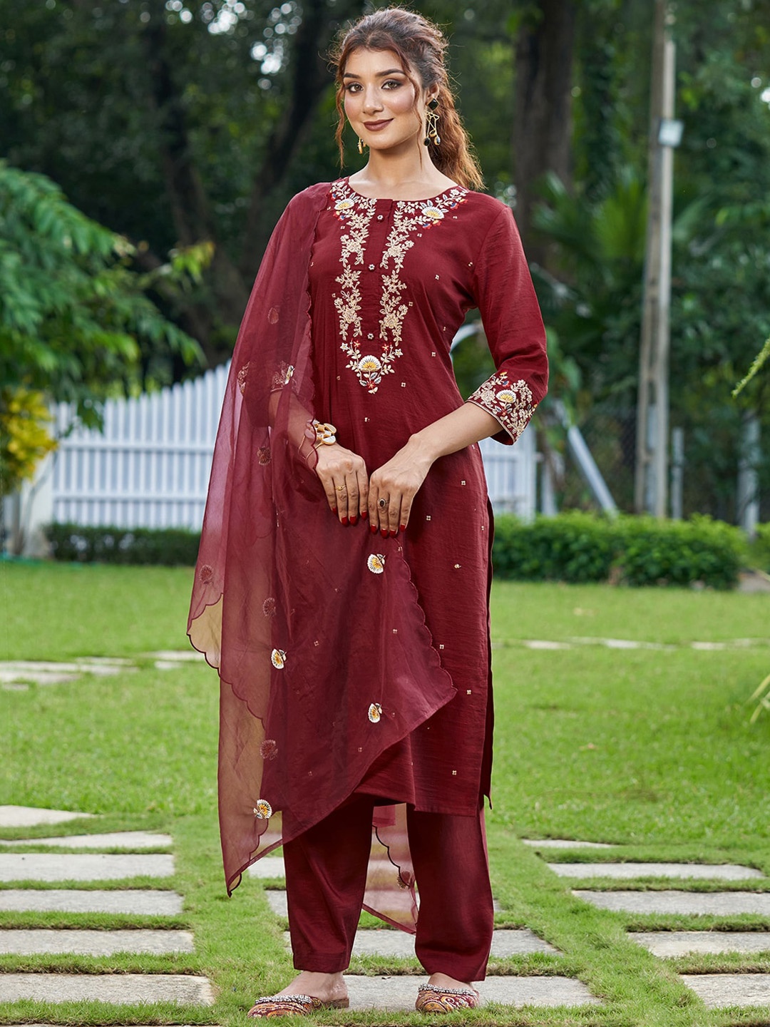 

Indo Era Floral Embroidered Thread Work Kurta with Trousers & Dupatta, Maroon