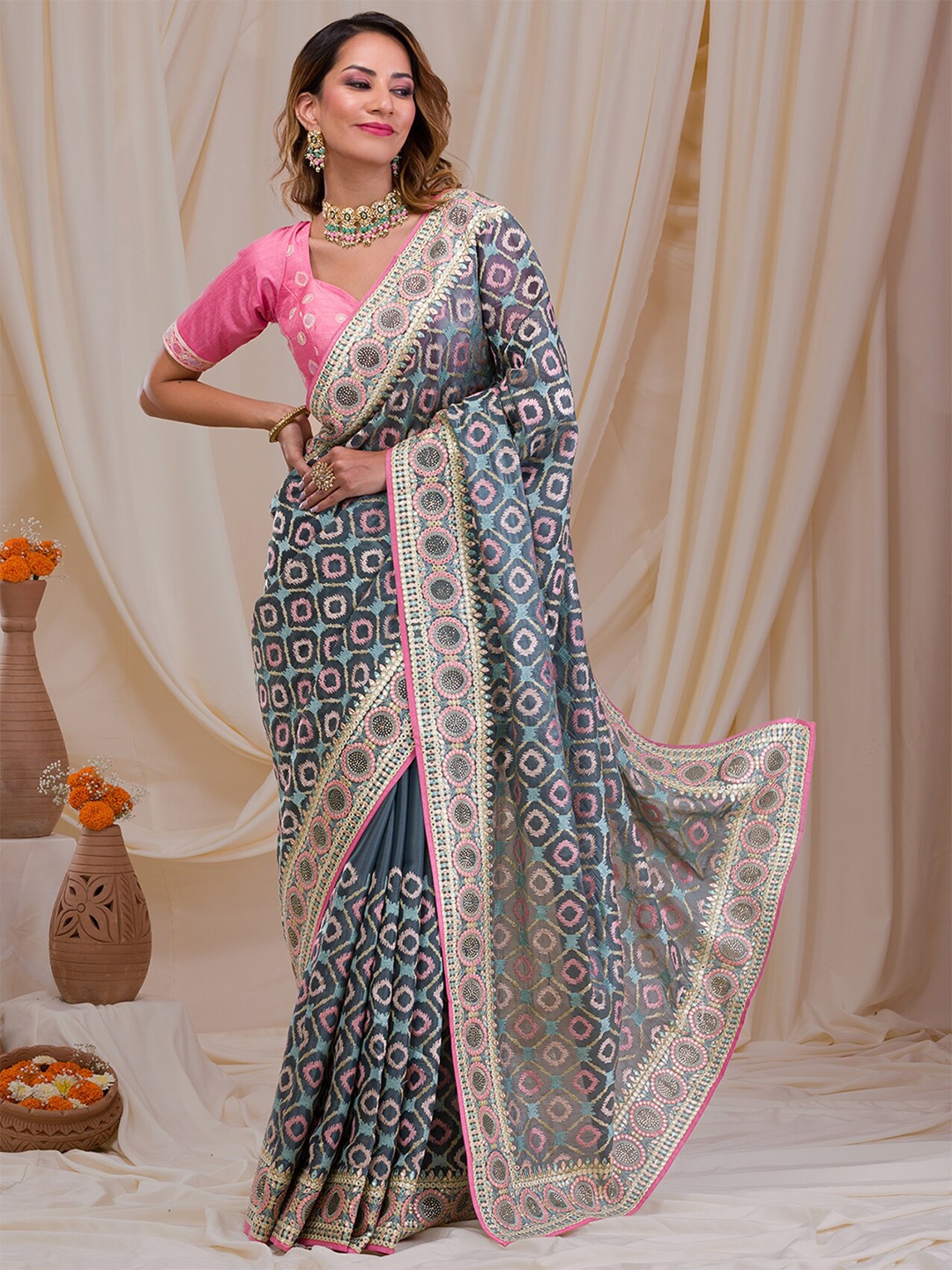 

Koskii Geometric Embroidered Saree, Grey