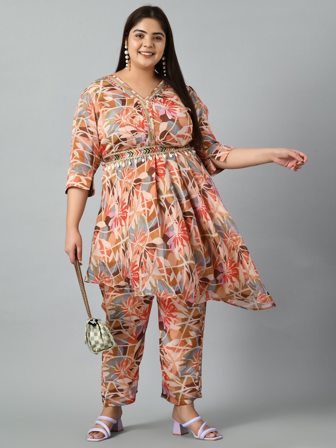 

PrettyPlus by Desinoor.com Plus Size Floral Printed Pure Silk A-Line Kurta with Trousers, Blue