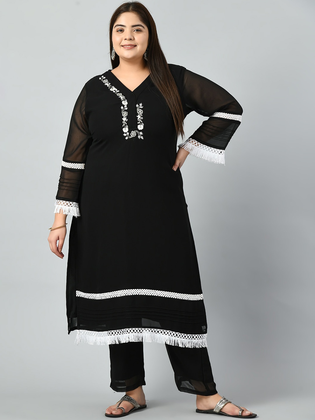 

PrettyPlus by Desinoor.com Plus Size Floral Yoke Design Regular Kurta with Trousers, Black