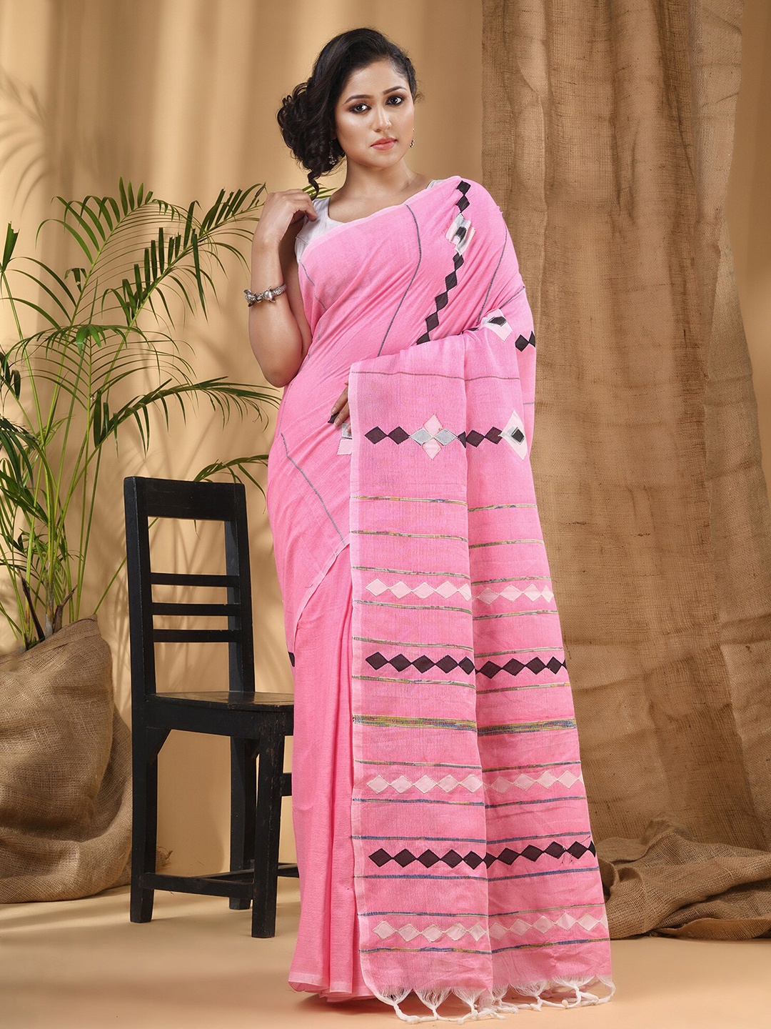 

DESH BIDESH Geometric Applique Pure Cotton Taant Saree, Pink