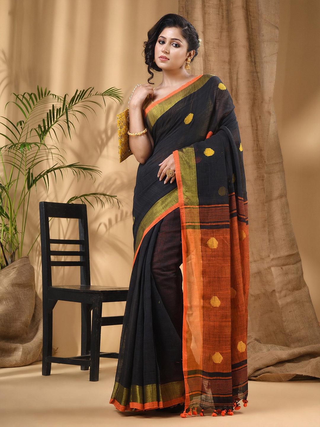 

DESH BIDESH Geometric Woven Design Pure Cotton Saree, Black