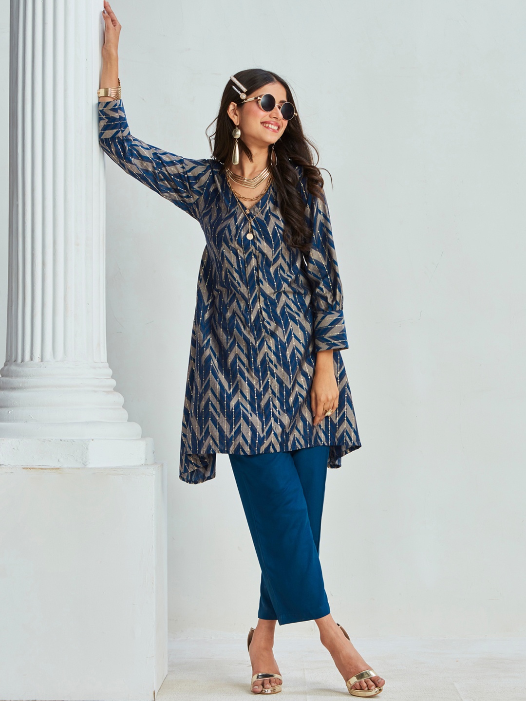 

Sangria Abstract Printed Asymmetric Hem A-Line Kurta With Trouser, Navy blue
