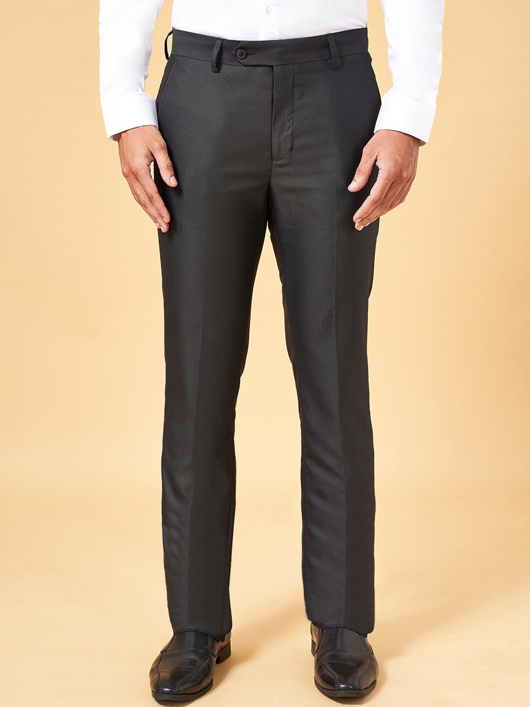 

BYFORD by Pantaloons Men Slim Fit Low-Rise Formal Trousers, Black