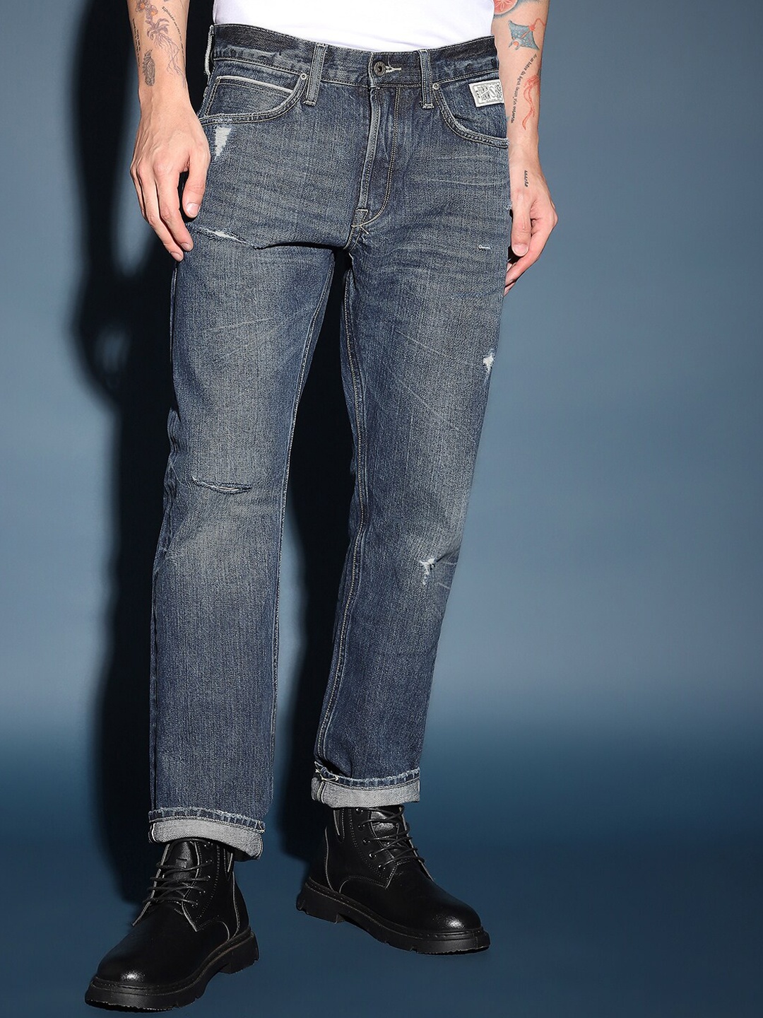 

Lee Men Rodeo Mildly Distressed Light Fade Whiskers and Chevrons Stretchable Jeans, Blue