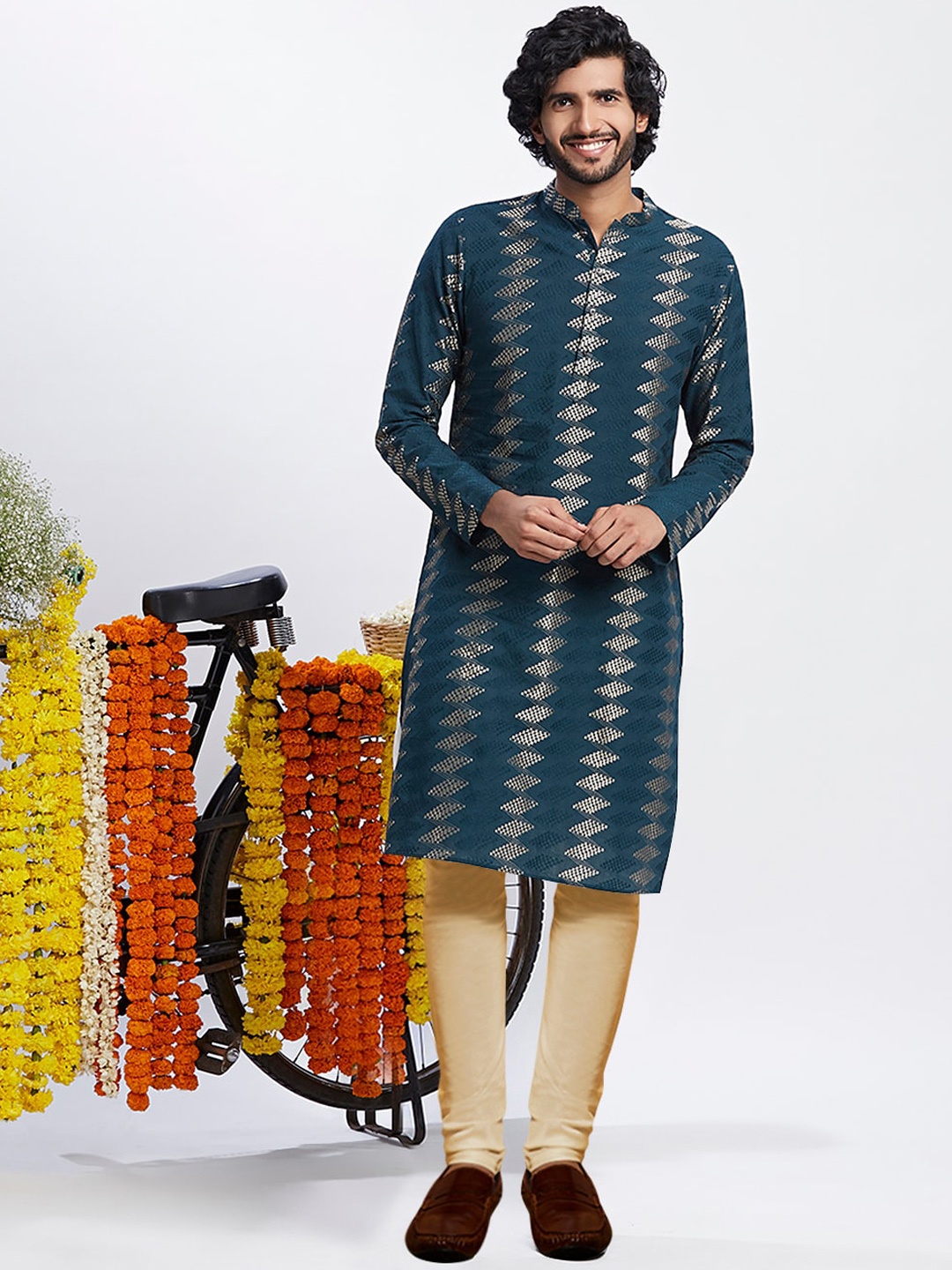 

KISAH Geometric Woven Design Mandarin Collar Kurta With Churidar, Turquoise blue