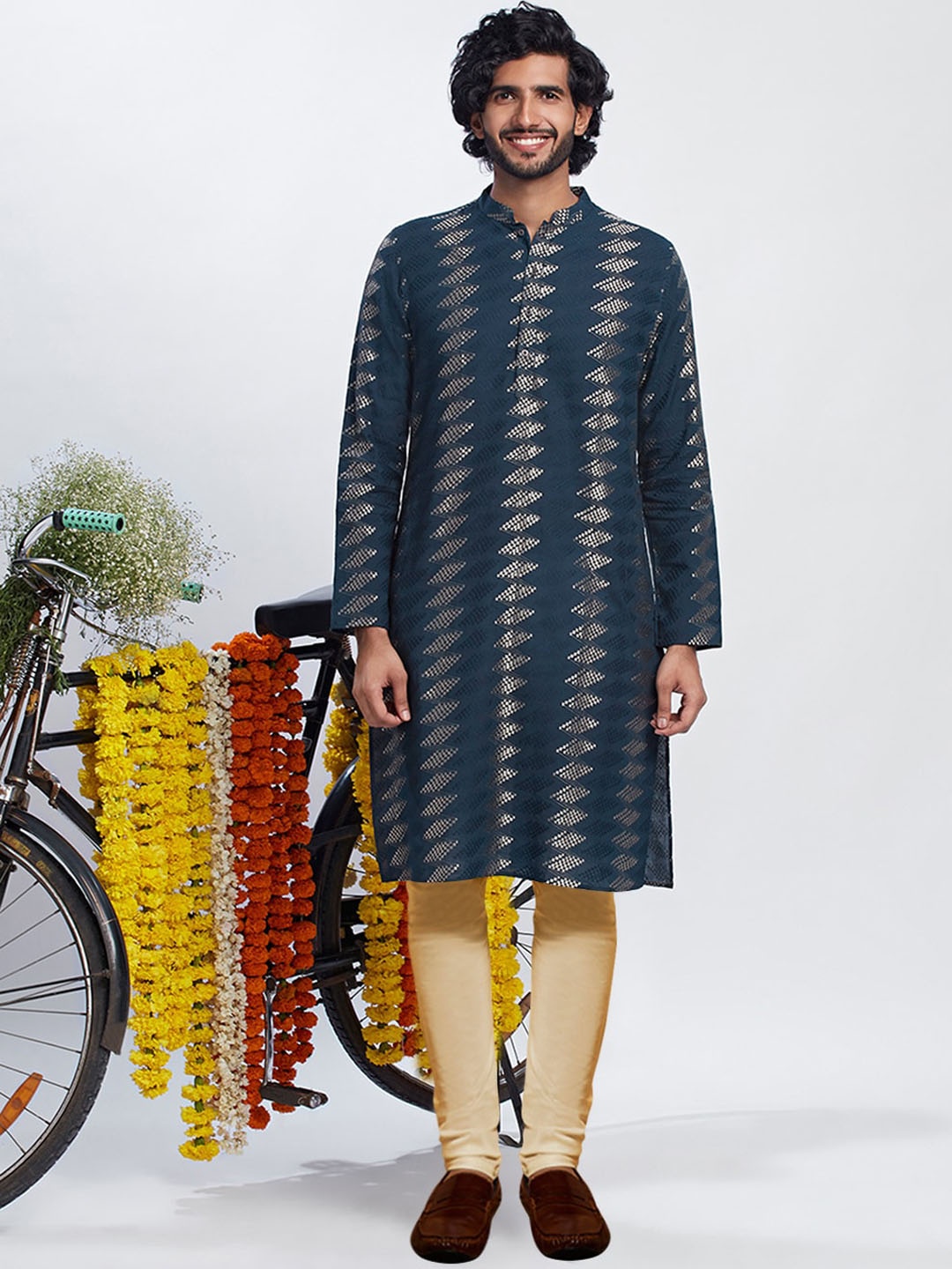 

KISAH Geometric Woven Design Mandarin Collar Kurta With Churidar, Navy blue