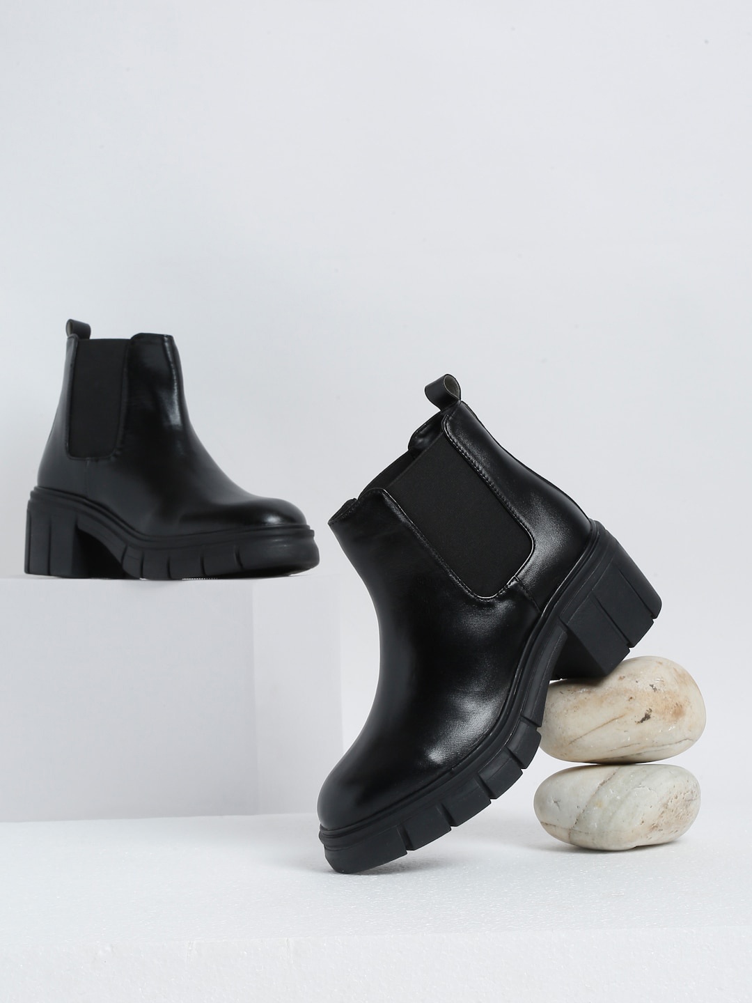

Bruno Manetti Women Mid-Top Block-Heeled Chelsea Boots, Black