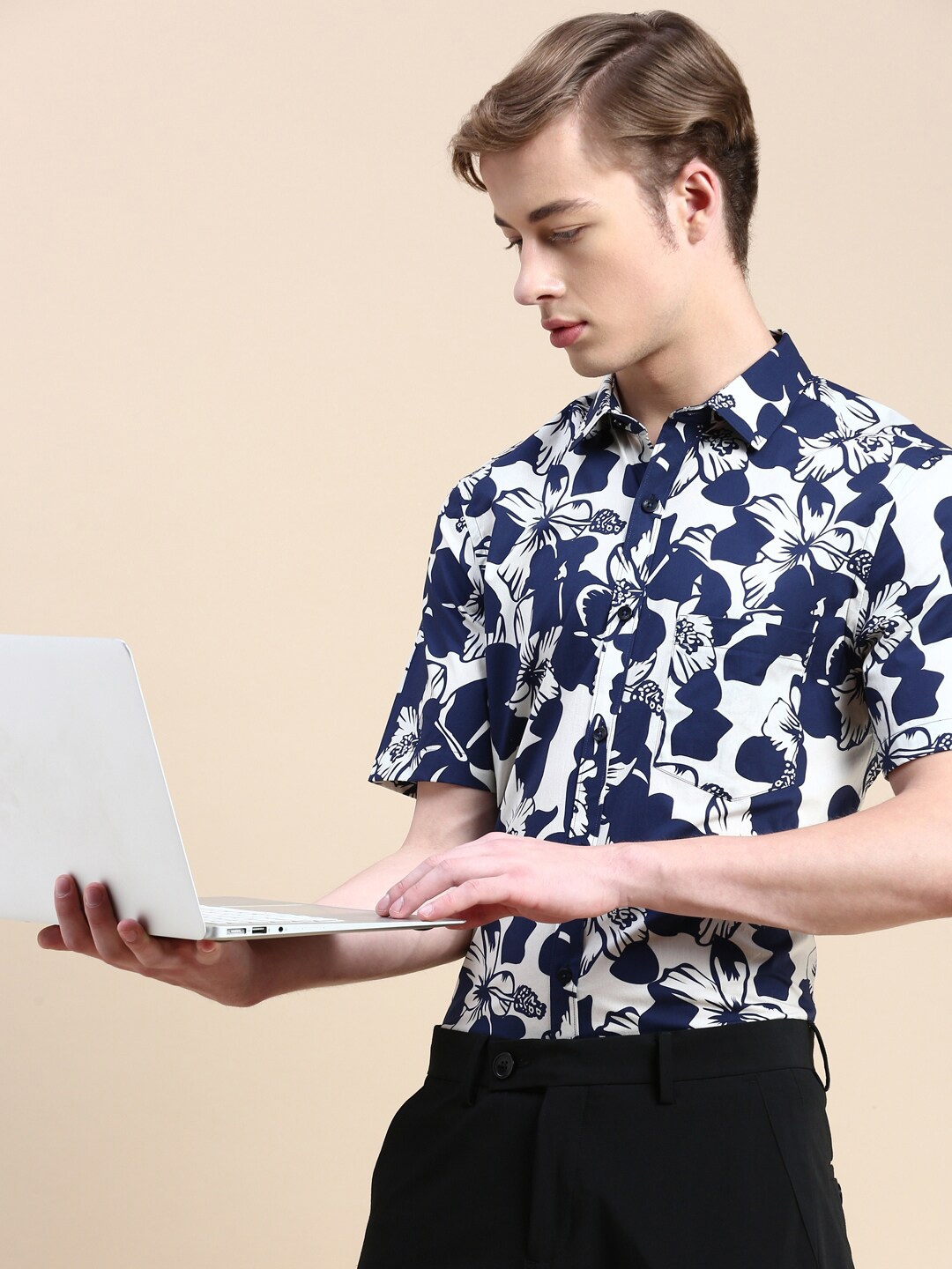 

INVICTUS Standard Slim Fit Floral Printed Cotton Casual Shirt, Navy blue