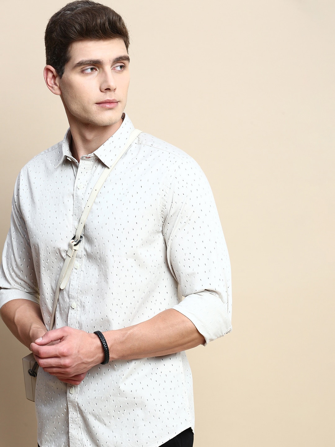 

INVICTUS Men Sport Micro Ditsy Printed Slim Fit Opaque Casual Shirt, Cream