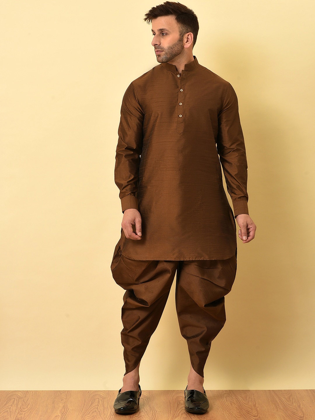 

Hangup Mandarin Collar Kurta with Dhoti Pants, Brown