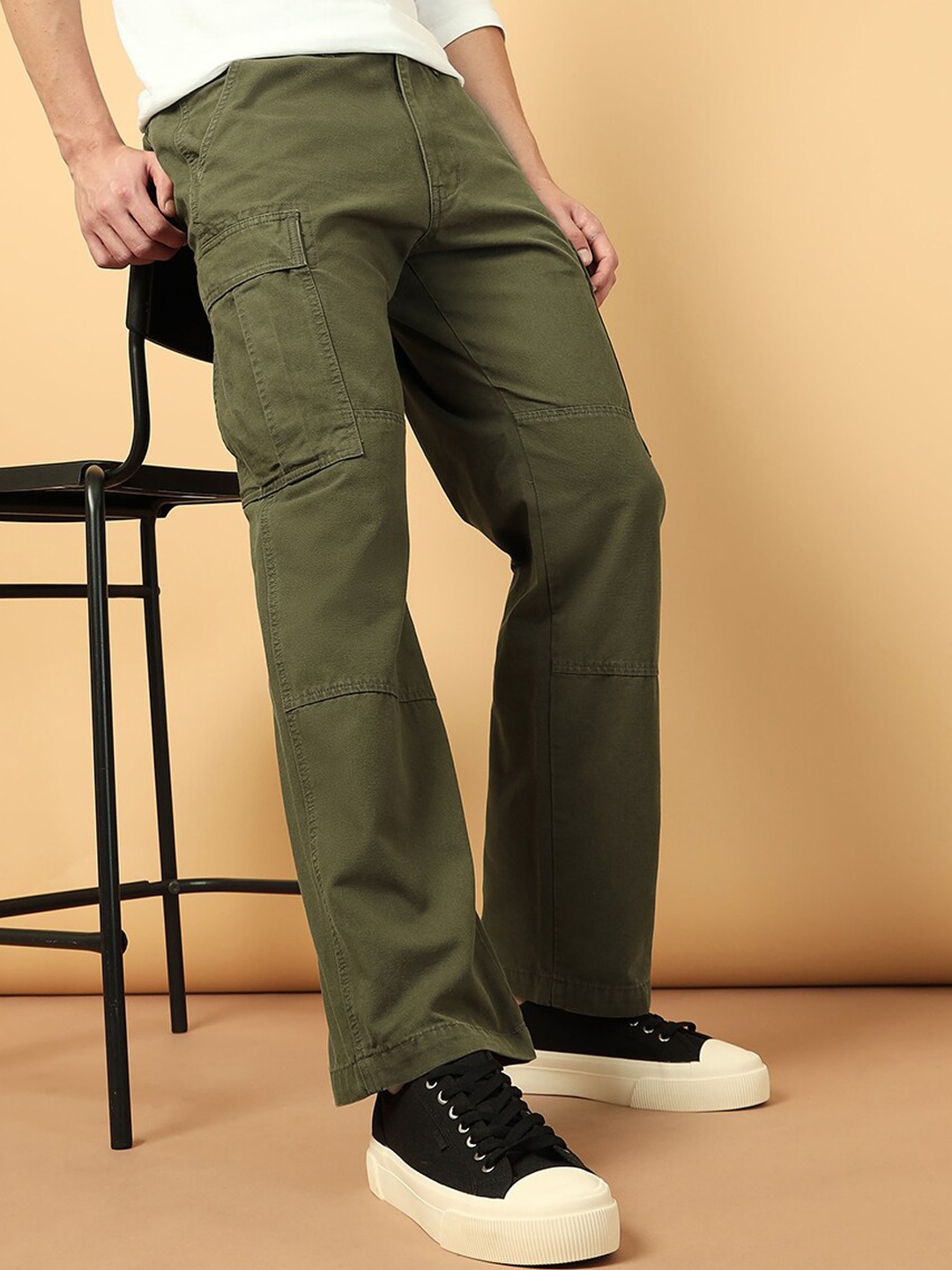 

Wrangler Men Mid Rise Loose Fit Plain Cotton Cargos Trousers, Olive