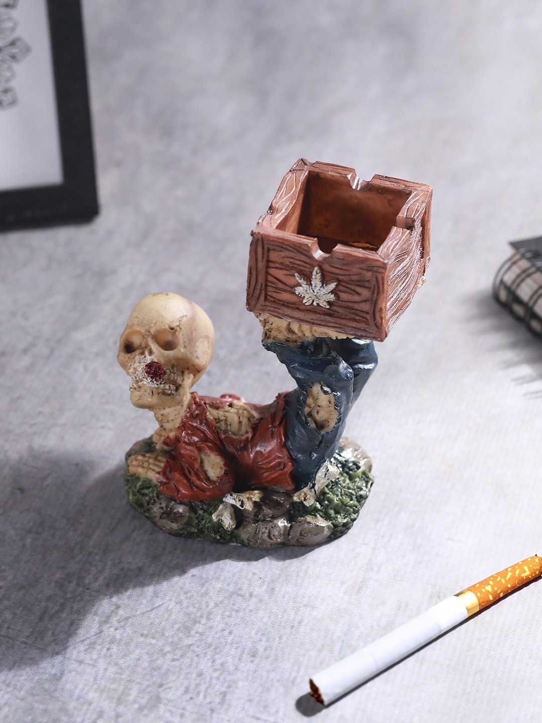 

TIED RIBBONS Red & Blue Human Skull Ashtray Figurine Showpiece