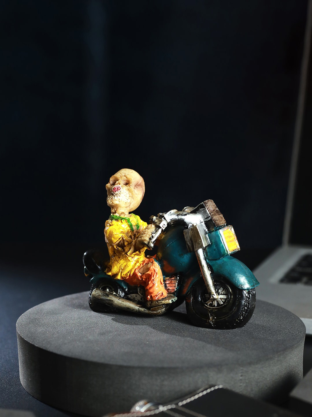 

TIED RIBBONS Yellow & Orange Human Skull Ashtray Figurine Showpiece