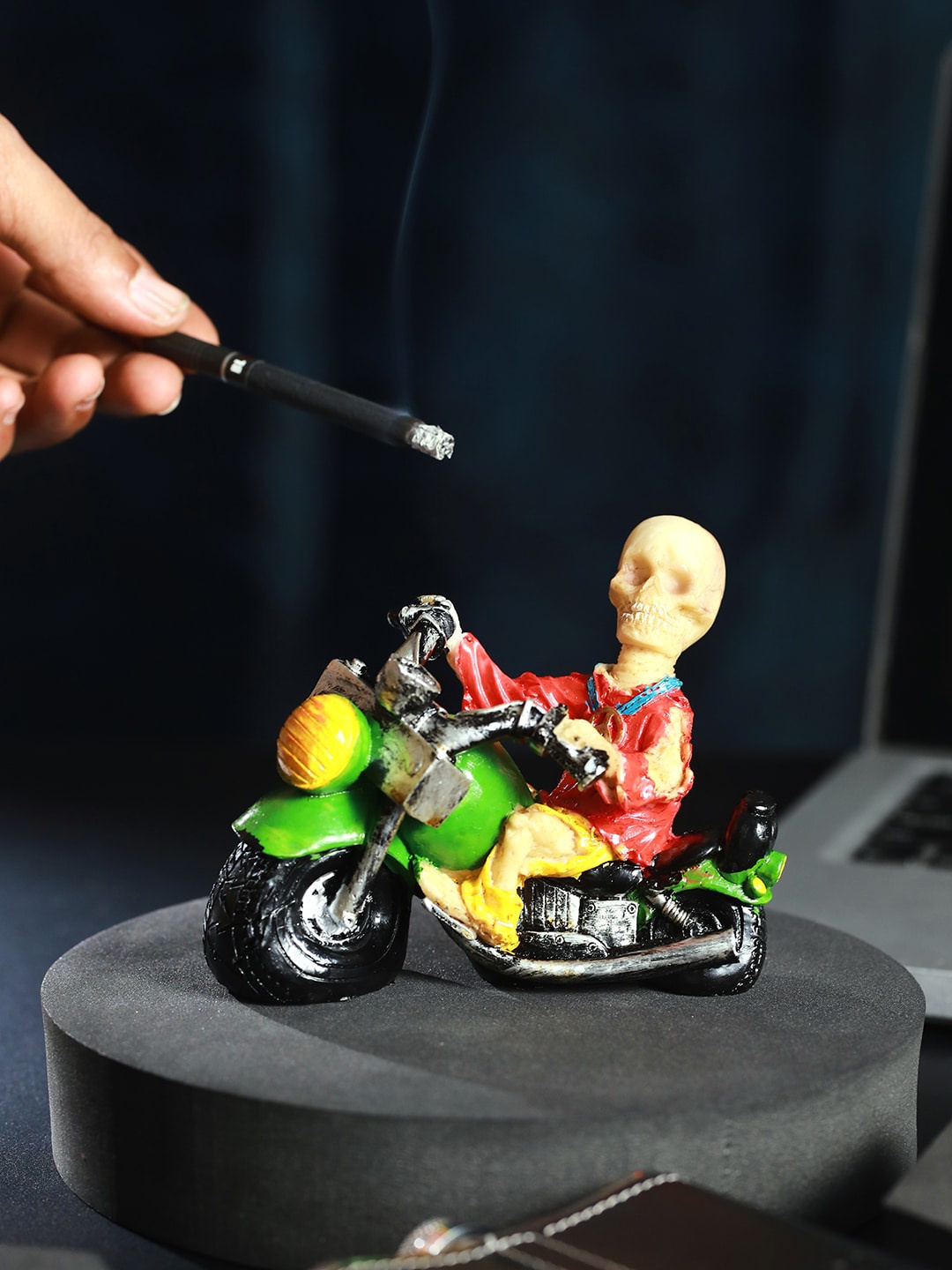 

TIED RIBBONS Red & Green Human Skull Ashtray Figurine Showpiece