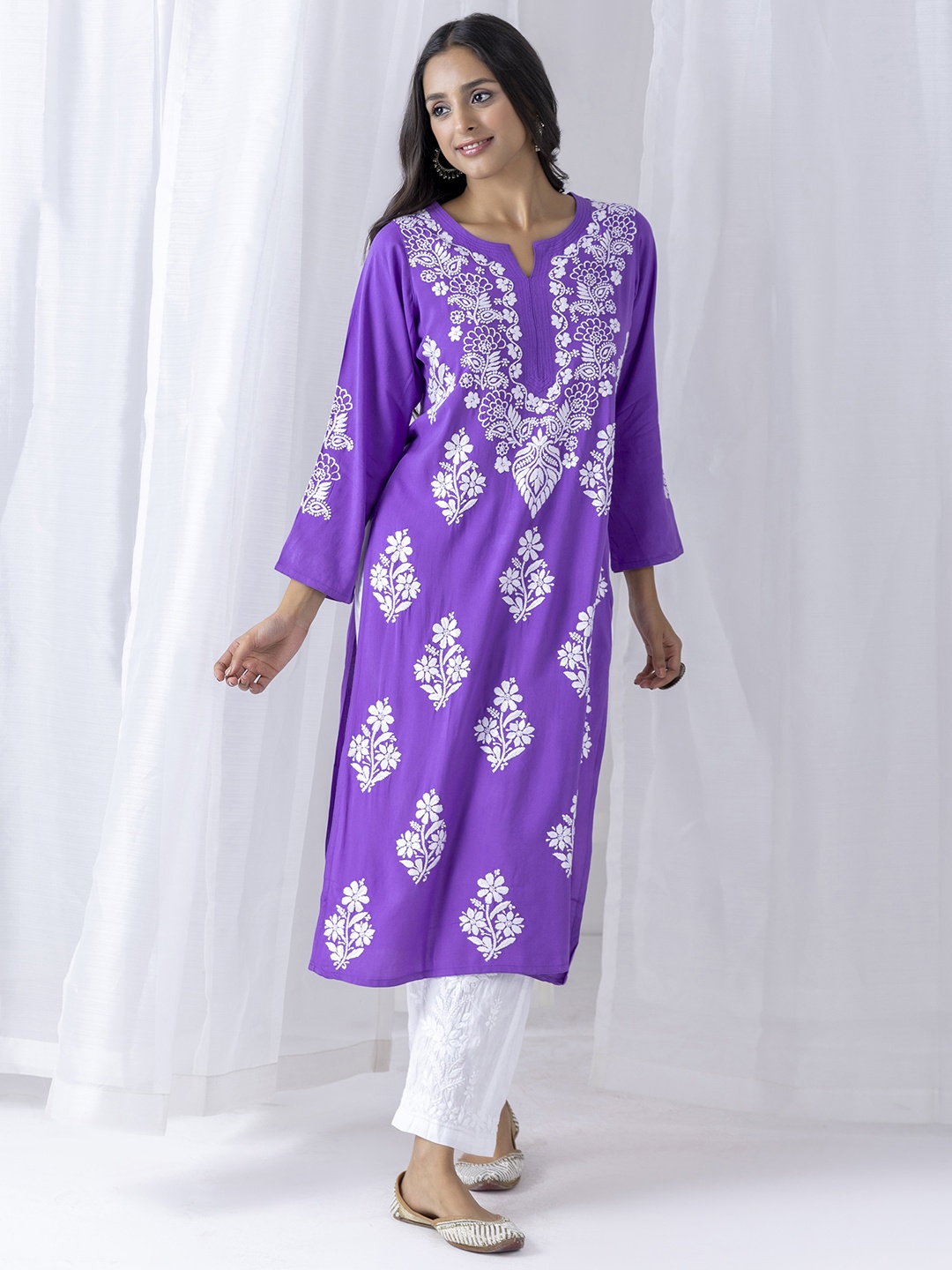 

HOUSE OF KARI Floral Chikankari Embroidered Notched Round Neck Straight Kurta, Purple