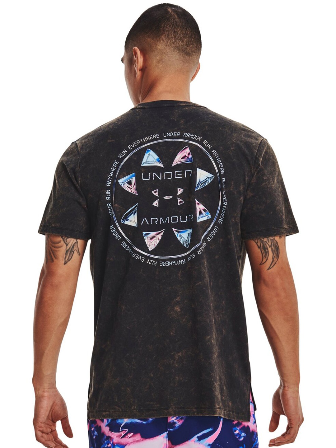 

UNDER ARMOUR Men Graphic Printed Slim Fit Short Sleeves Run Anywhere T-Shirt, Black