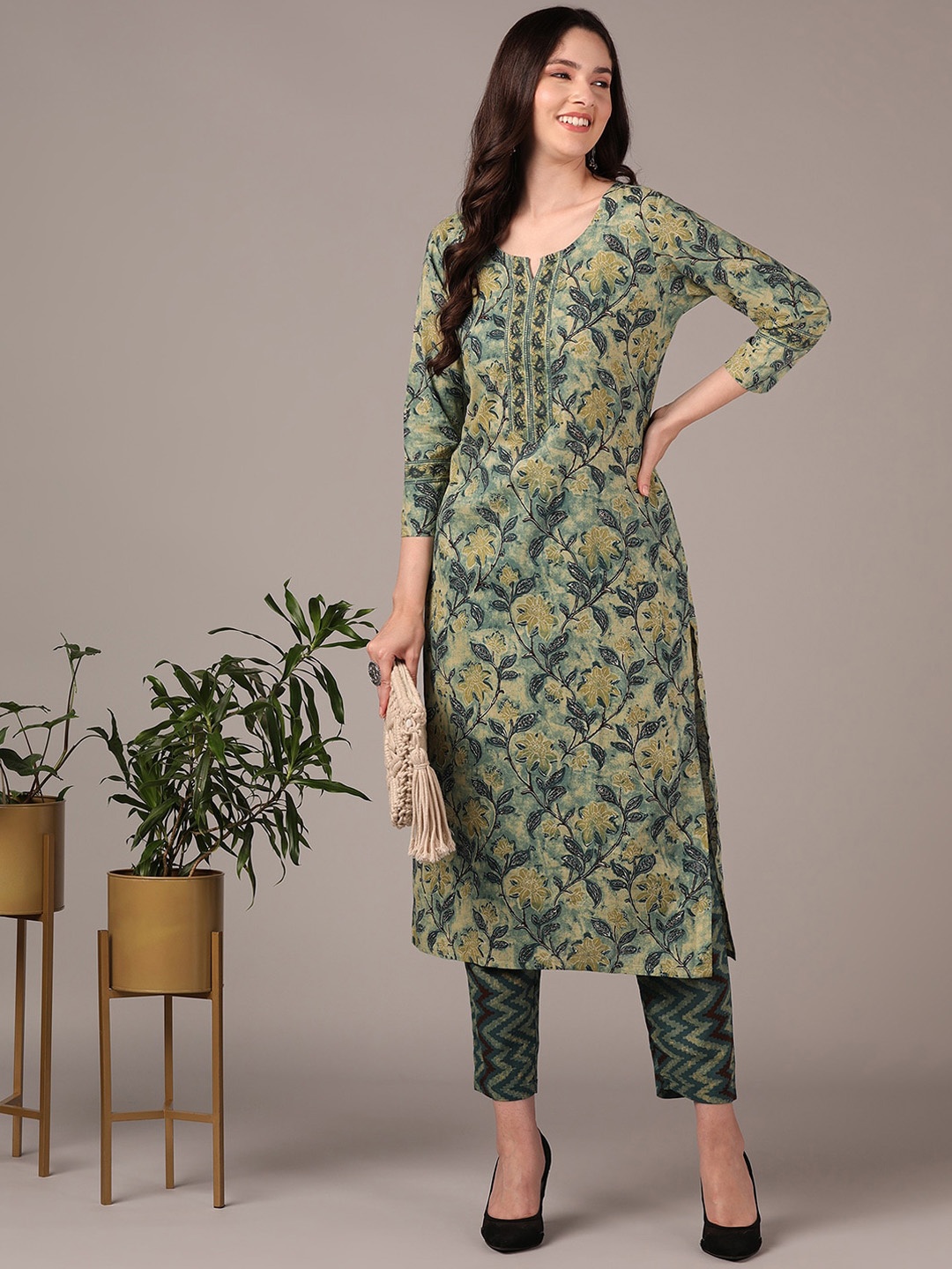 

AHIKA Floral Printed Straight Kurta With Trousers, Green