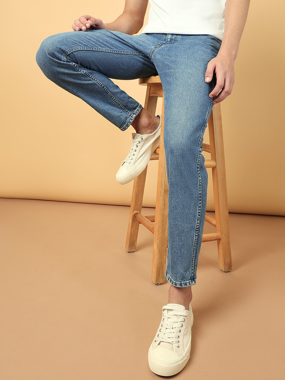 

Wrangler Men Mid Rise Loose Relaxed Fit Clean Look Light Fade Cotton Jeans, Blue