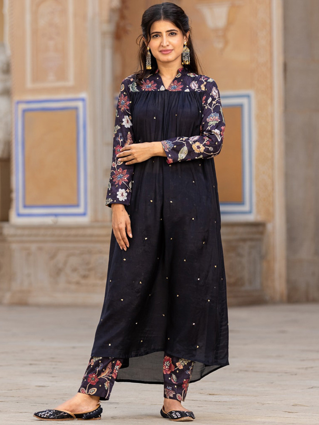 

Ambraee Floral Printed Regular Kurta with Trousers, Black