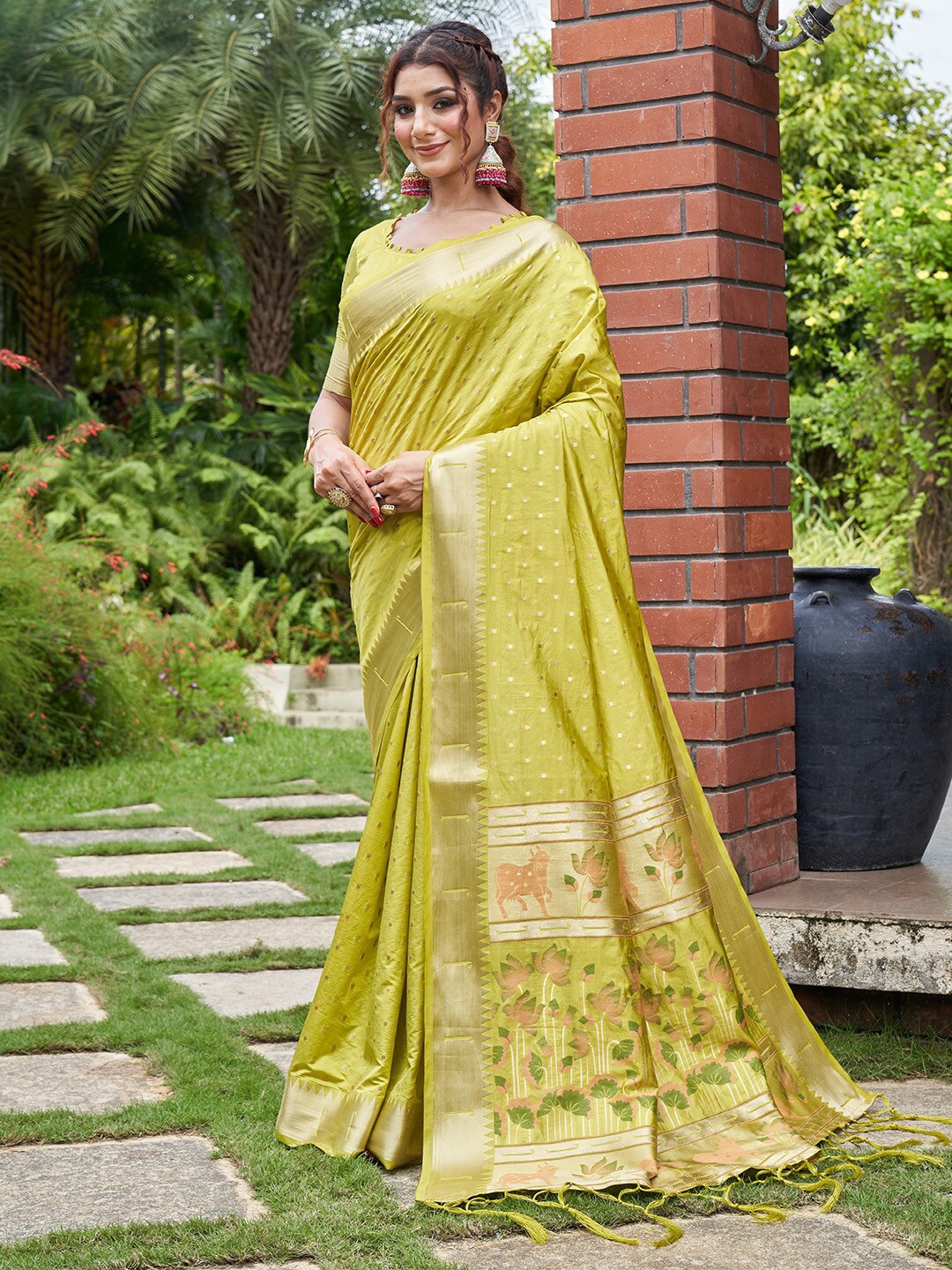 

KARAGIRI Woven Design Zari Banarasi Saree, Green