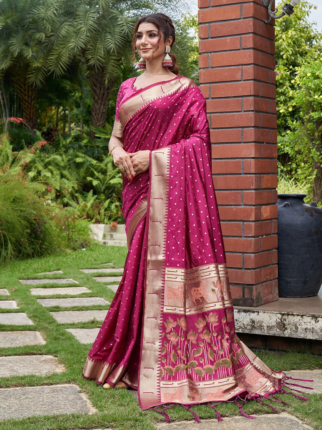 

KARAGIRI Woven Design Zari Silk Blend Banarasi Saree, Burgundy