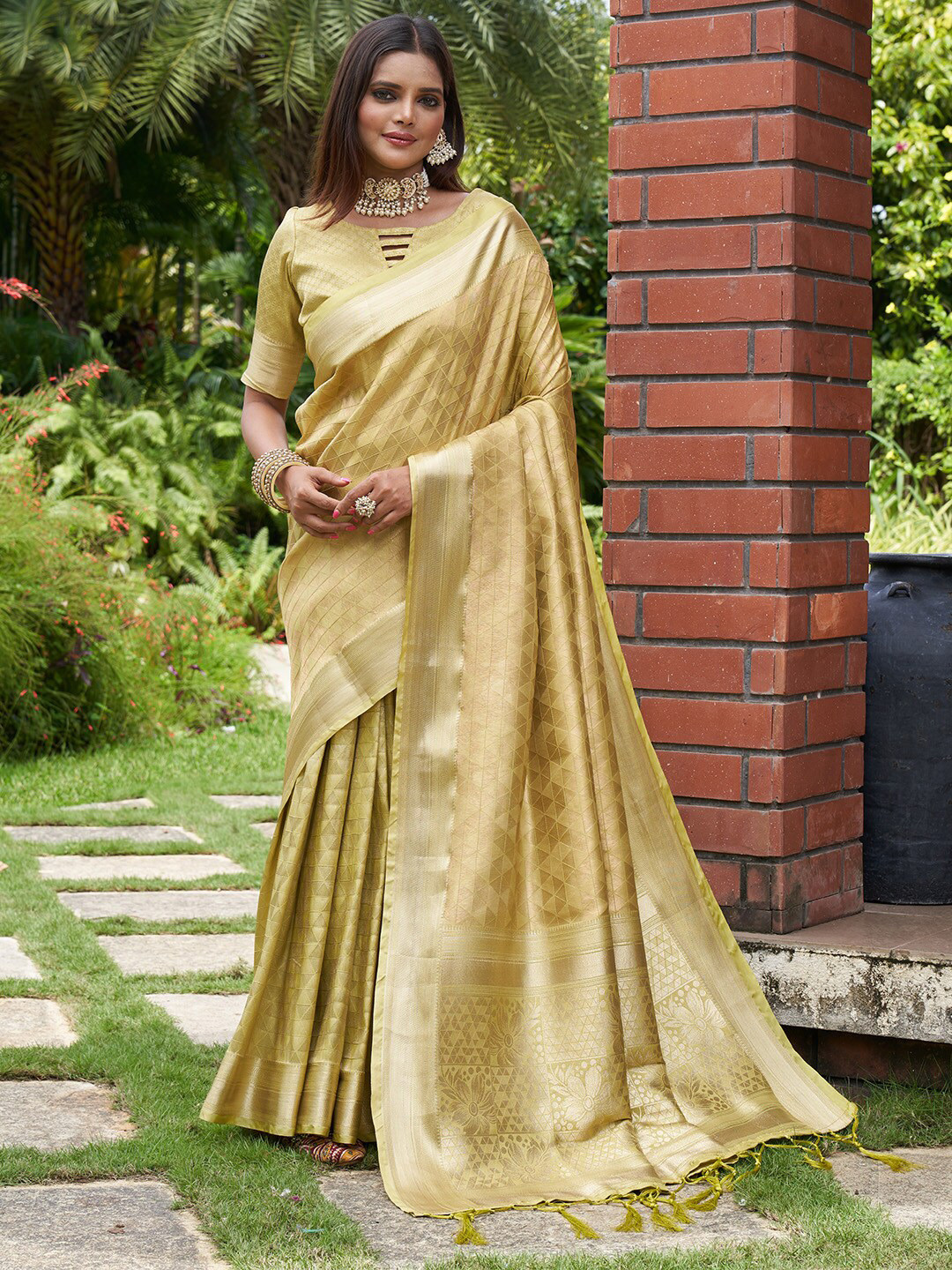 

KARAGIRI Woven Design Zari Banarasi Saree, Beige