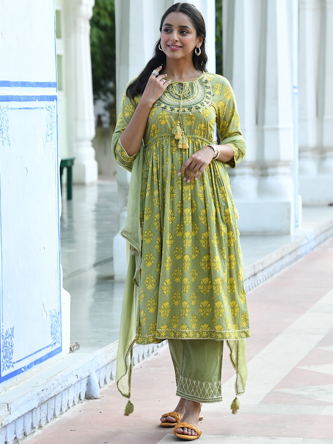 

SAVI Printed Flared Kurta Set With Dupatta, Green