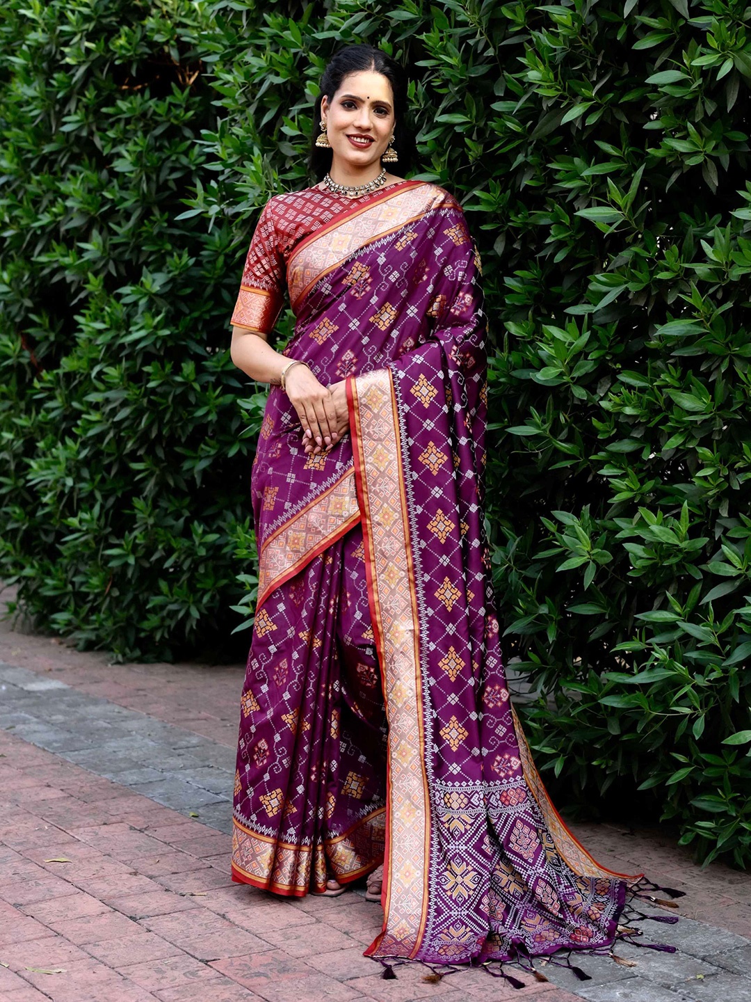 

Mitera Purple & Gold-Toned Geometric Woven Design Zari Patola Saree