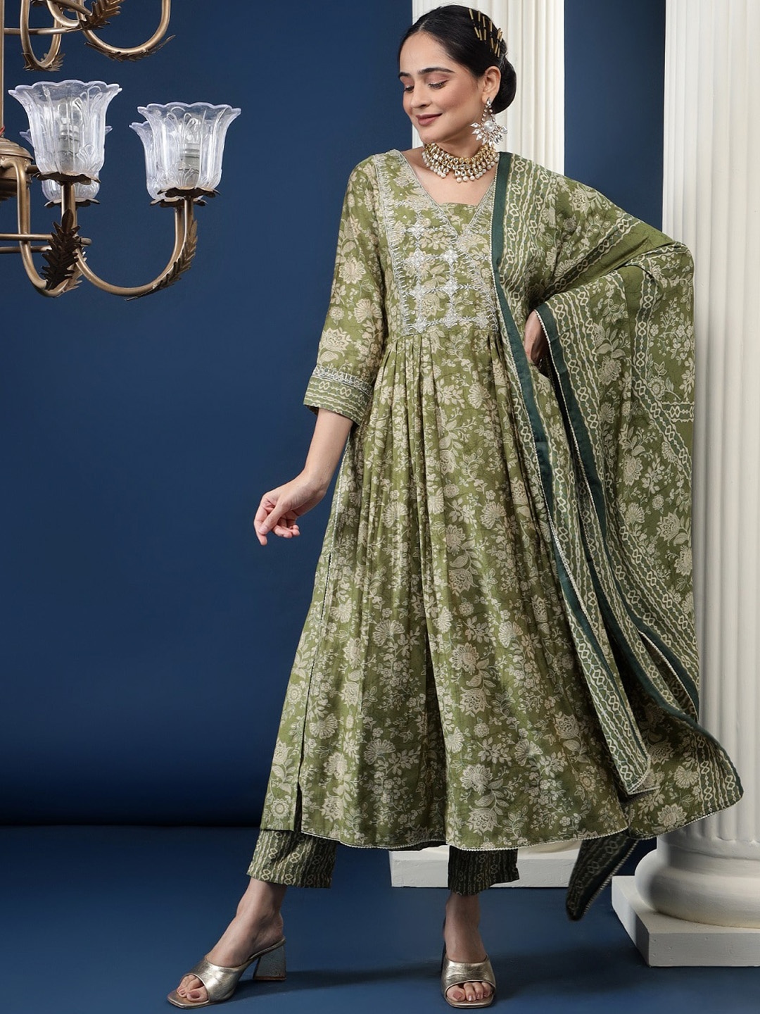 

Bani Women Floral Printed Thread Work High Slit Kurta With Trousers & Dupatta, Green