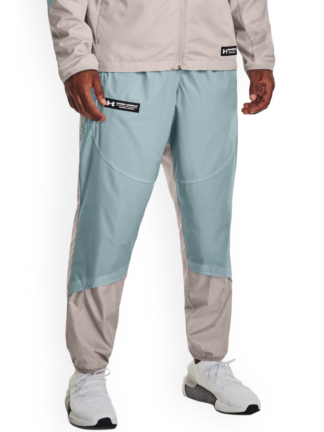 

UNDER ARMOUR Men Rush Woven Mid-Rise Relaxed-Fit Joggers, Grey