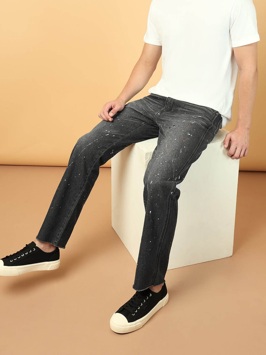 

Wrangler Men Mid Rise Loose Relaxed Fit Clean Look Light Fade Cotton Jeans, Black