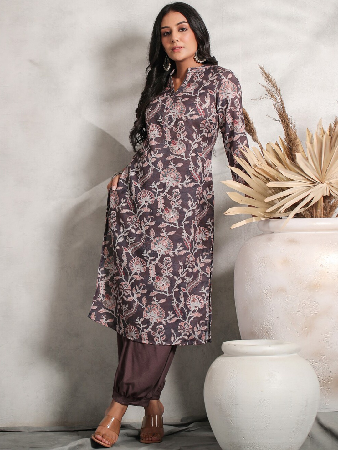 

Anubhutee Floral Printed Mandarin Collar Kurta, Brown