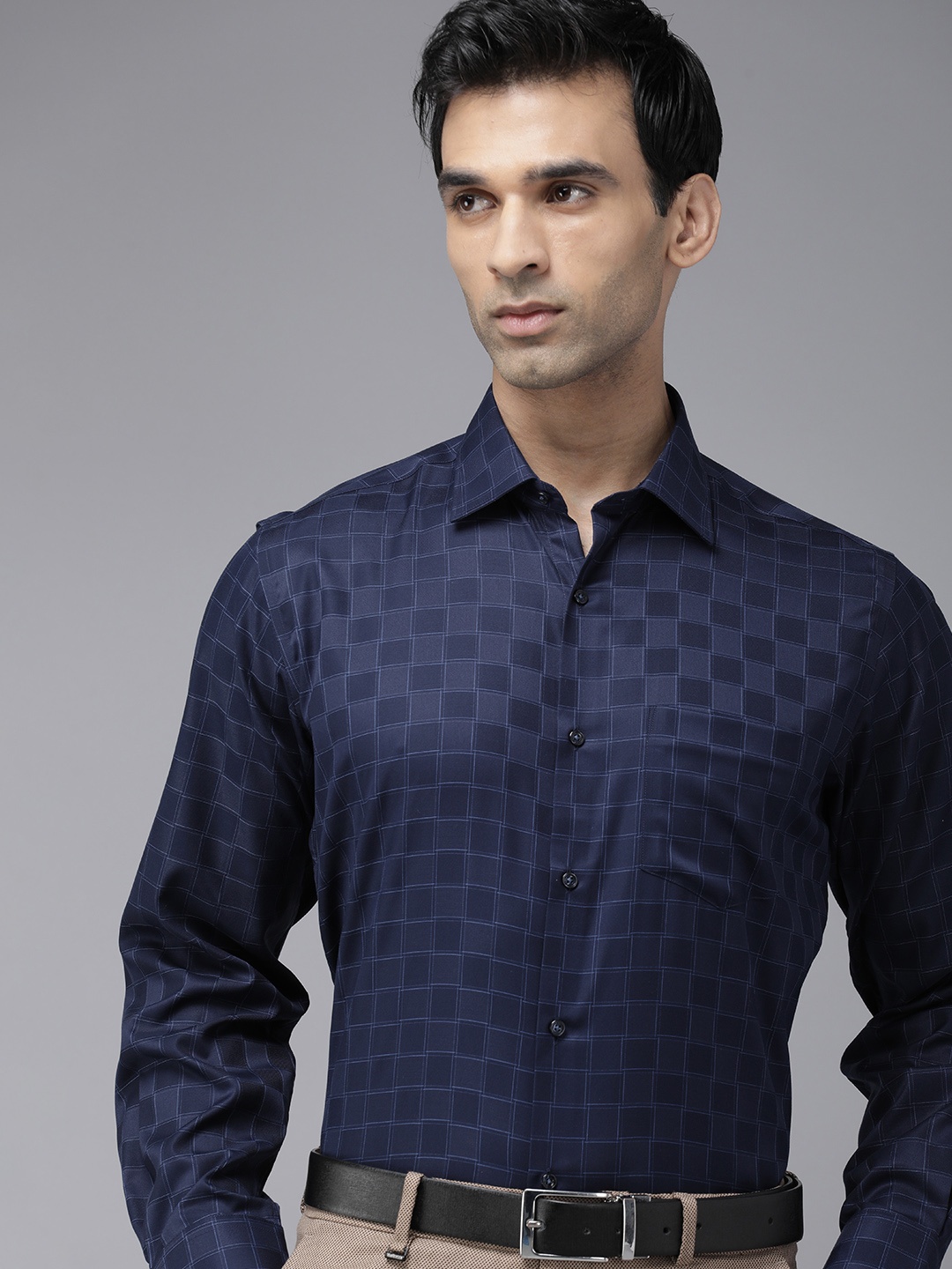 

Van Heusen Men Opaque Checked Pure Cotton Formal Shirt, Navy blue