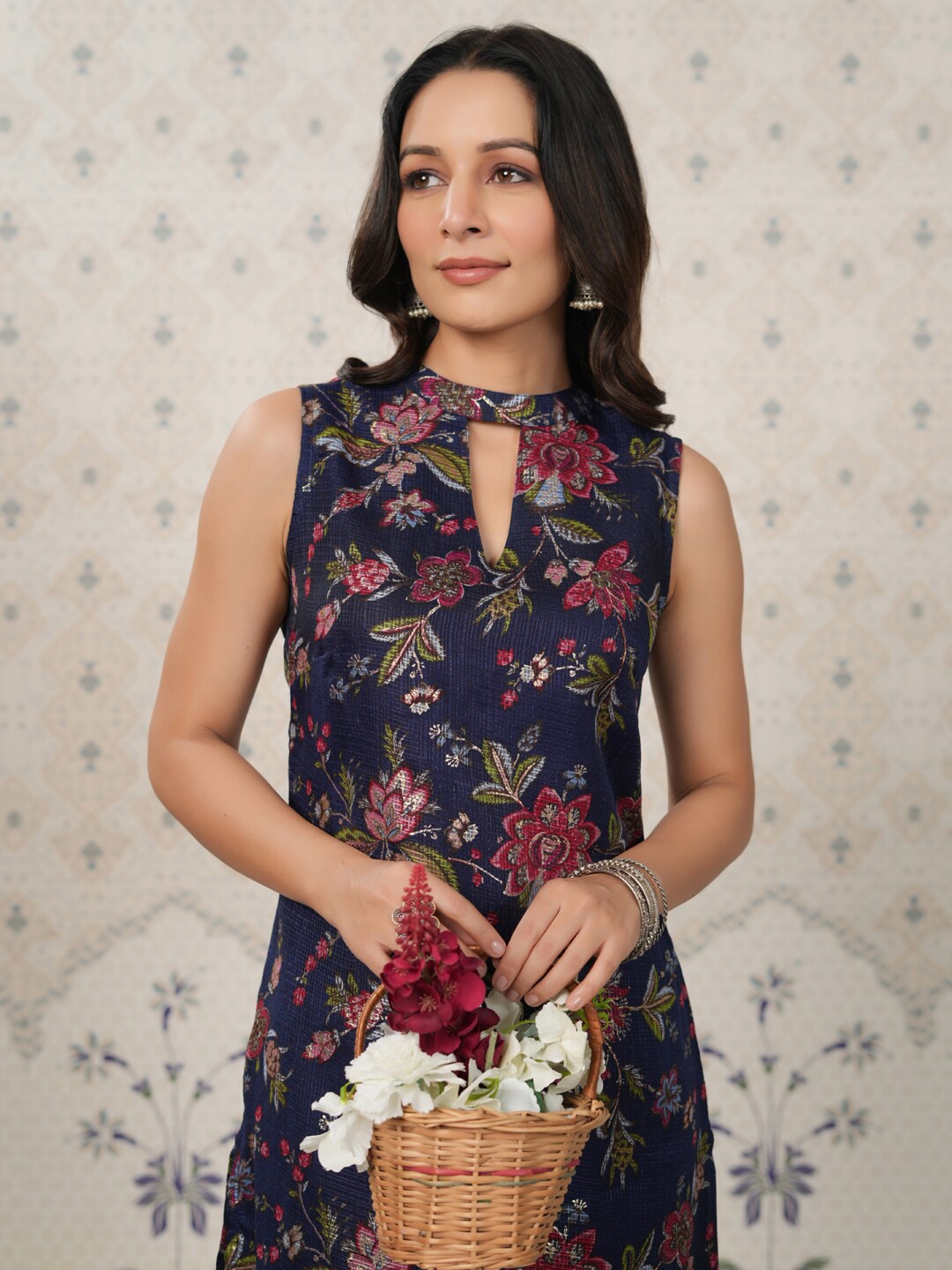 

Ode by House of Pataudi Floral Printed Keyhole Neck Kurta, Blue