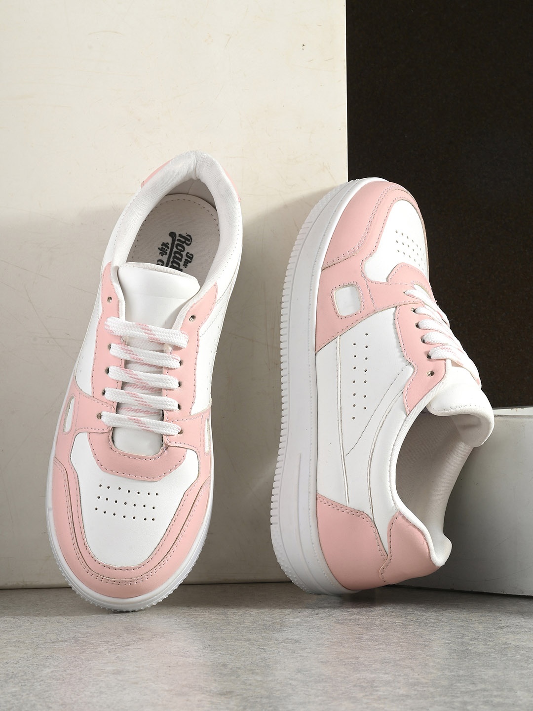 

Roadster The Lifestyle Co. Women White & Peach Colourblocked Lightweight Sneaker