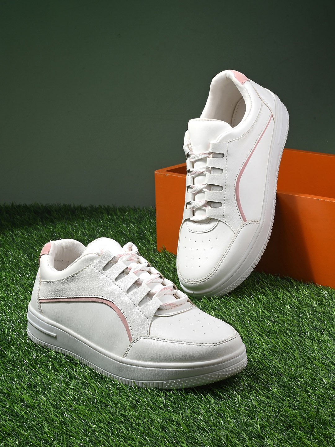 

Roadster The Lifestyle Co. Women White & Pink Lightweight Sneakers