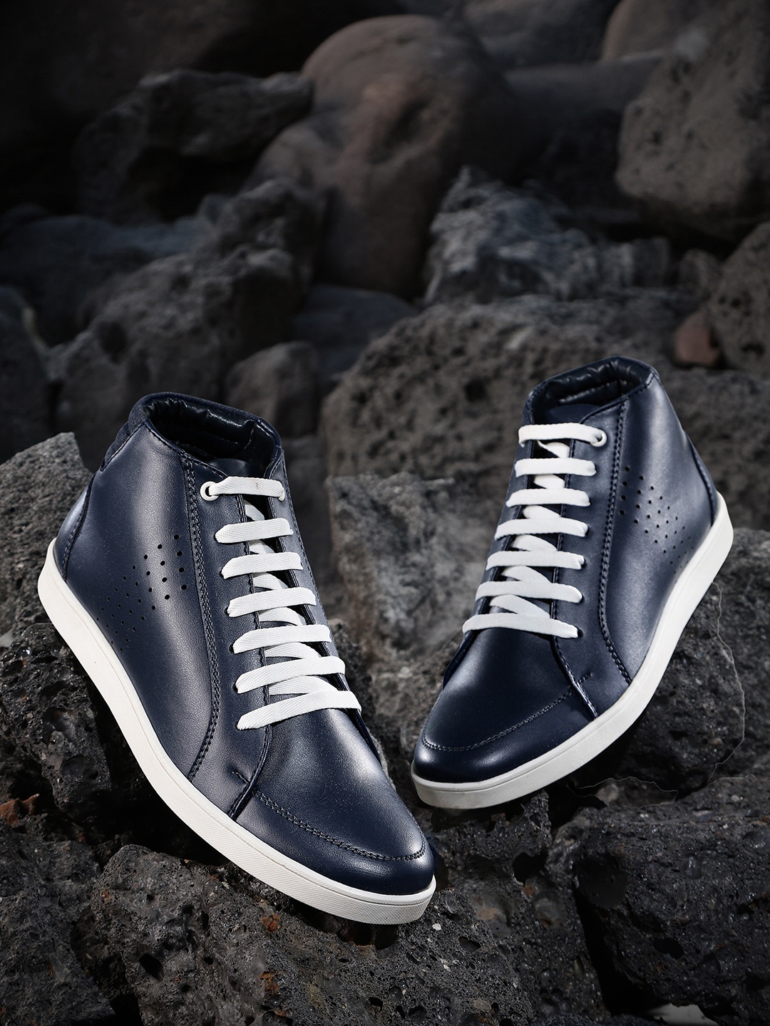 

Roadster Men Mid-Top Perforated Sneakers, Navy blue