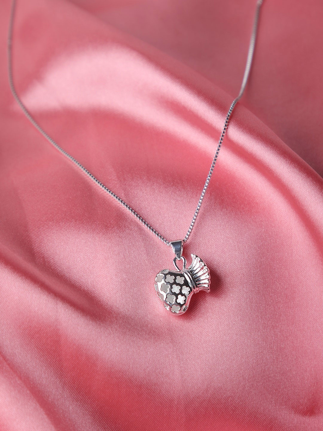 

Zeraki Jewels Silver-Plated Inter Locking Pendant Pendant With Chain