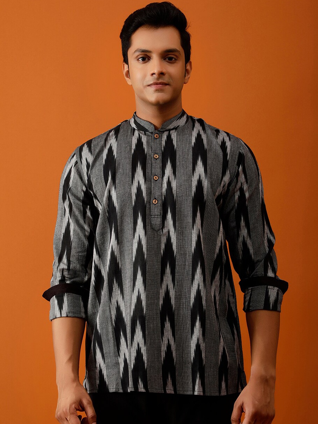 

Streaks & Crosses Ikat Printed Mandarin Collar Regular Cotton Kurta, Black