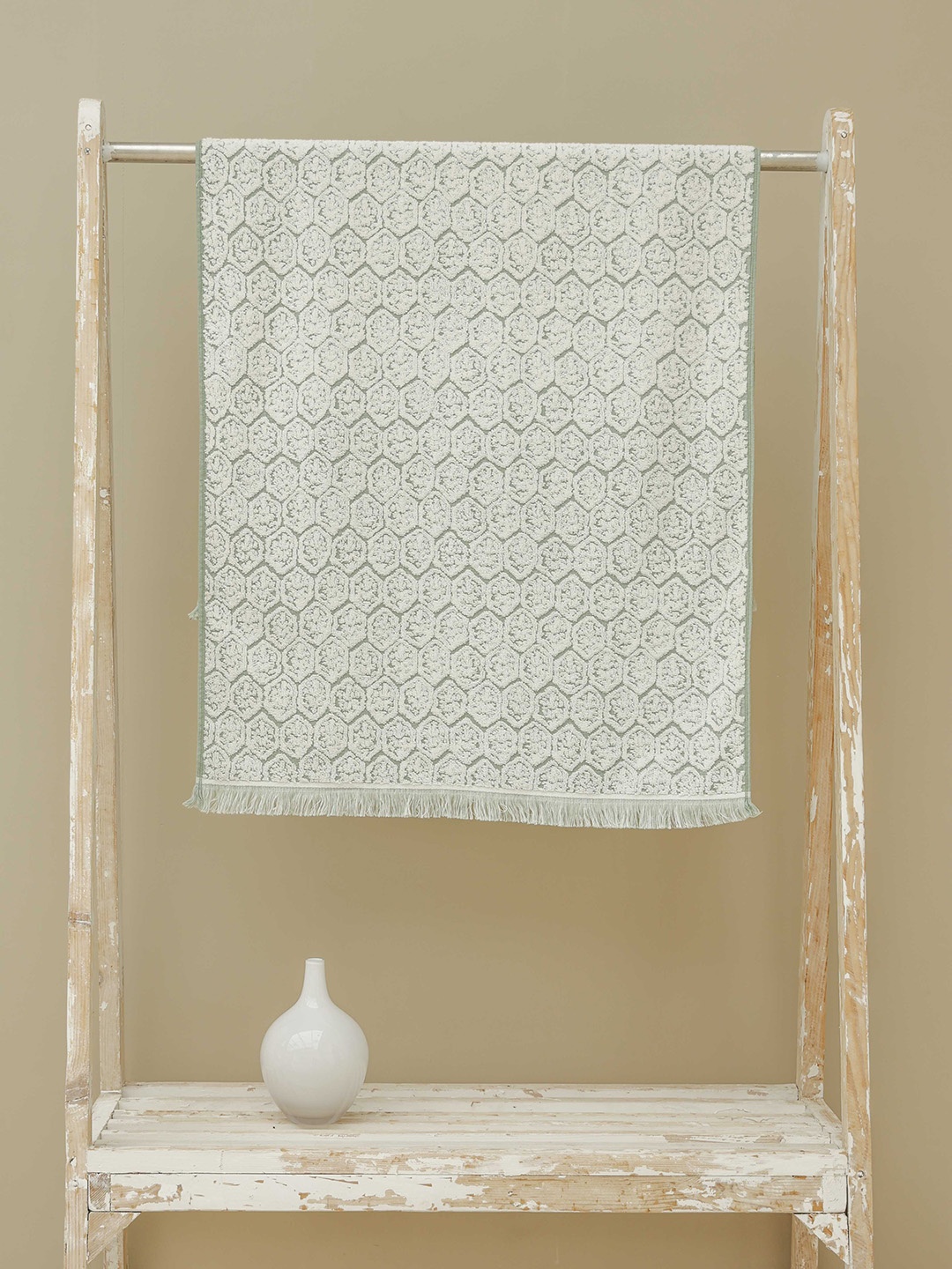 

Ariana Green & White Super-Soft High-Absorbent 540 GSM Quick-Dry Cotton Bath Towel